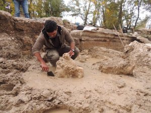 Kütahya’da "Afrodit" ile “Dionysos" heykelinin baş kısmı gün yüzüne çıkarıldı