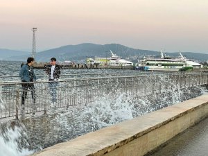 Mudanya’da fırtına hayatı olumsuz etkiledi, deniz seferleri iptal edildi