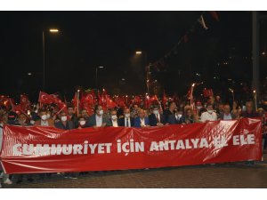 Binlerce Antalyalı, Cumhuriyet’in 98. yılı için yürüdü