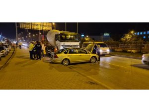 Beton mikseri otomobili metrelerce sürükledi, kadın yolcu sinir krizi geçirdi