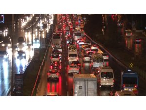 İstanbul’da haftanın ilk iş gününde yağmurla birlikte trafik yüzde 55’i vurdu