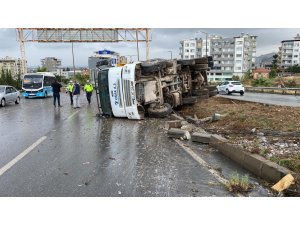 Önüne ambulans çıkan kamyon refüje çarpıp yan yattı