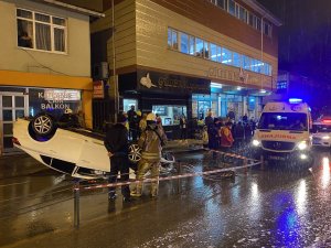 Üsküdar’da bariyere çarpan otomobil takla attı