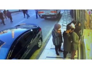 Yaşlı kadının etrafını sarıp 12 bin lira değerindeki ziynet eşyalarını çaldılar: O anlar kamerada