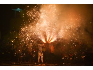 Hindular tarafından kutlanan Diwali Işık Festivali renkli görüntülere sahne oldu