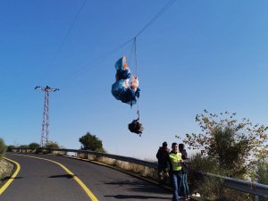 Yamaç paraşütü pilotu elektrik tellerine takıldı