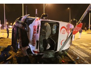 Hasta taşıyan ambulans otomobille çarpıştı: 5 yaralı