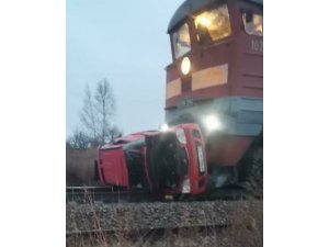 Rusya’da yük treni çarptığı aracı metrelerce sürükledi