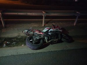 Bariyerlere çarpan motosiklet sürücüsü feci şekilde hayatını kaybetti