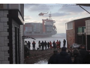 Rusya’da denizciler karaya oturan gemiden helikopterle kurtarıldı