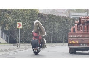 Beyoğlu’nda motosiklet üstünde çelenkli yolculuk kamerada