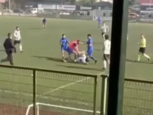 Futbolcuya kramponla saldırdı, o anlar kamerada