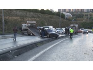 Kaza yapan araçlarının başında saygı duruşunda bulundular