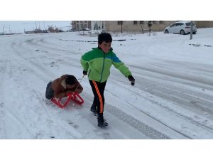 Kars’ta kızağını kapan çocuklar kaymaya koştu