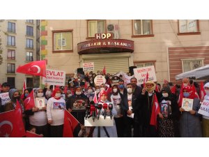 Evlat eylemindeki aileler, şehitlere saygı yürüyüşü düzenledi