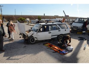 Manisa’da 3 aracın karıştığı kaza güvenlik kamerasına yansıdı