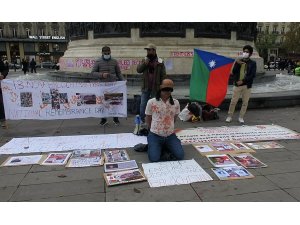 Paris’te Beluç milliyetçisinden gözü kapalı protesto