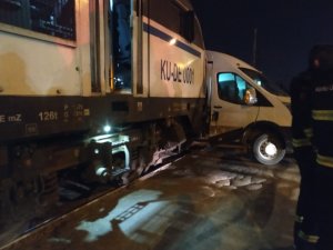 Akaryakıt yüklü tren servis minibüsüne çarptı