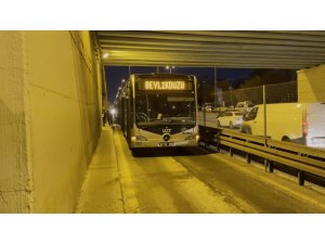 Yenibosna’da metrobüs arızalandı, duraklarda yoğunluk oluştu