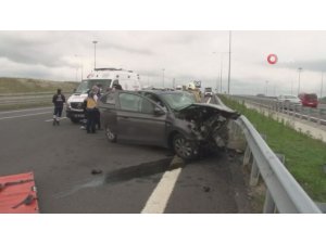 Kuzey Marmara Otoyolunda otomobil tıra arkadan çarptı, üç kişi yaralandı