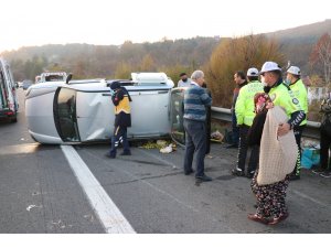 TEM’de devrilen araç metrelerce sürüklendi: 2 yaralı