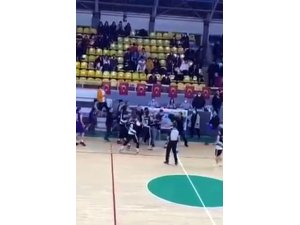 Basket sahası biranda boks ringine dönüştü