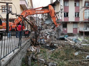 Başkent’te patlamanın yaşandığı binanın yıkımına başlandı