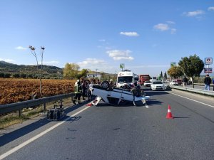 Manisa’da bariyerlere çarpan otomobil takla attı: 1 ölü, 1 yaralı