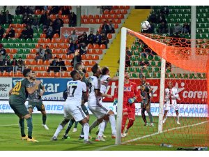 Spor Toto Süper Lig: Aytemiz Alanyaspor: 1 - Beşiktaş: 0 (İlk yarı)