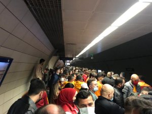 Metrolarda derbi yoğunluğu dikkat çekti