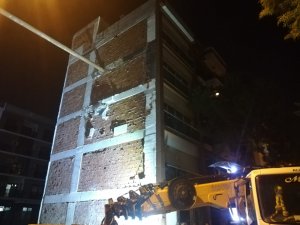 İzmir’de bir inşaatın temel kazısı esnasında yan binada kayma oluştu, 5 apartman boşaltıldı