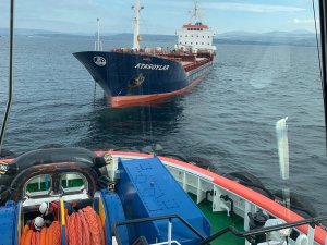 Çanakkale Boğazı’nda arızalanan gemi limana çekildi