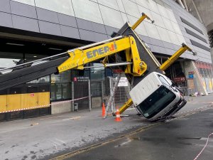 Galatasaray Stadyumu’nda vinç devrildi: 3 yaralı