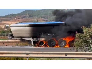 Klinker yüklü tırın dorsesi alev alev yandı