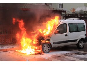 Kartal’da seyir halinde olan otomobil alev alev yandı