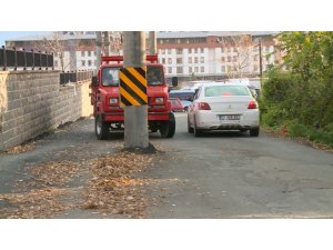 Rize’de yeni yol çalışmaları sonrasında yol ortasında kalan direkler dikkat çekmeye devam ediyor