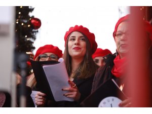 Türk korosundan Tarihi Dom Katedrali Meydanı’nda konser