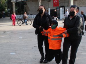 Camide uygunsuz hareketlerde bulunan Rus kadın, polis tarafından güçlükle çıkartıldı