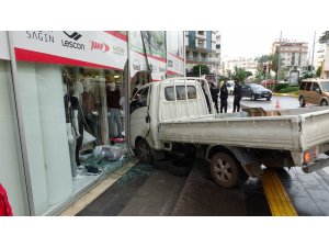 Kontrolden çıkan kamyonet giyim mağazasına girdi