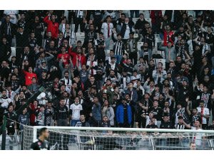 Beşiktaşlı taraftarlardan futbolculara tepki