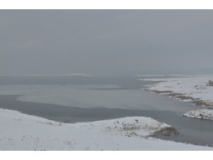 Kars’ta Çıldır Gölü donmaya başladı