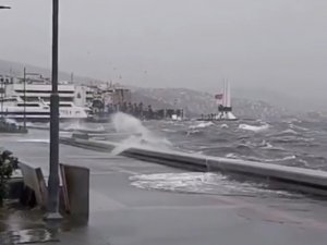 İzmir’de deniz taştı: O anlar böyle görüntülendi