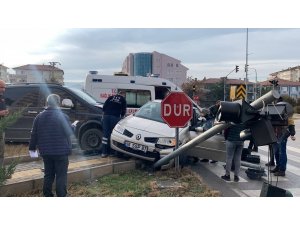 Araç içerisinde sıkışan kadın güçlükle çıkarıldı