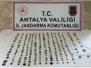 Antalya’da motosikletle tarihi eser kaçakçılığı jandarmaya takıldı