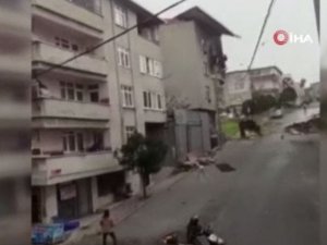 Avcılar’da binanın çatısı yola uçtu, motosikletli kaçmak yerine izledi