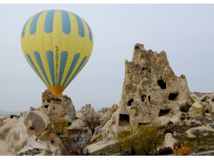 Kapadokya’da fırtına nedeniyle balon uçuşları iptal edildi