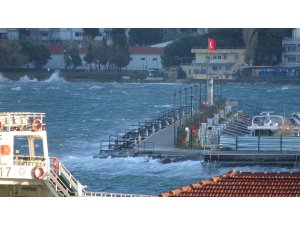 Çanakkale Boğazı’nda feribot seferleri geçici olarak durduruldu