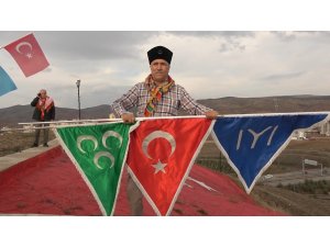 Türk ve Kazakistan bayraklarıyla yürüdüler, birlik ve beraberliğe dikkat çektiler