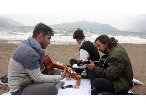 Lodosa aldırış etmeyip sahilde gitar çaldılar