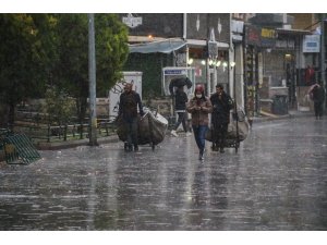 Herkes fırtınadan kaçarken onlar ekmeklerinin peşinde koşuyor